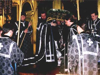 В Великую Пятницу во всех православных храмах совершается вынос плащаницы, изображающей снятие с креста Тела Господня