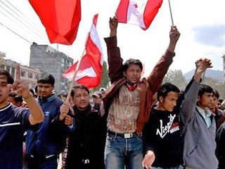 В столице Непала Катманду продолжаются массовые беспорядки. В шестнадцатый день массовой забастовки оппозиция вывела на улицы от 10 до 20 тысяч человек. Демонстранты отказались подчиняться правилам комендантского часа, который был возобновлен в пятницу