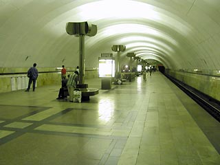 Движение по Серпуховской ветке московского метрополитена в пятницу вечером было частично прекращено после того, как на станции "Тимирязевская" под поезд бросился неизвестный мужчина