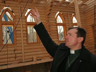Кирха Святой Марии построена деревянной. На ее возведение из областного бюджета пошло более 14 млн рублей. На фото местный лютеранский священник Александр Ганн