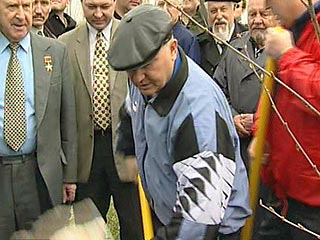 В ходе субботника в Москве мэр столицы Юрий Лужков посадил несколько дубов в Тропаревском лесопарке