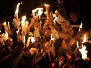 В ночь на воскресенье, когда начнется празднование Пасхи, во всех храмах Греции прозвучит возглас: "Придите, примите свет!". И каждый верующий сможет зажечь свою свечу от огня, загоревшегося несколькими часами ранее в Иерусалиме