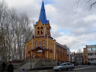 Канцлер Германии посетила в Томске лютеранский храм