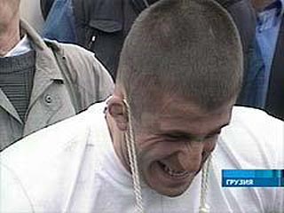 Житель Тбилиси левым ухом протащил два микроавтобуса Ford на 41 метр