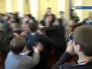 Депутаты блока Тимошенко расстроились, что их не приняли в киевскую Счетную палату, и утроили драку в горсовете