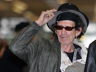 Гитарист Rolling Stones госпитализирован после падения с пальмы