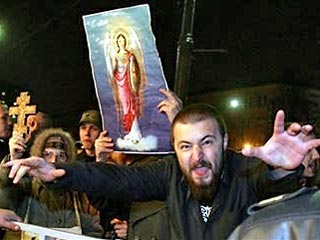 В ночь на 1 мая в Москве скинхеды и представители других экстремистских организаций, а также православные сорвали гей-вечеринку в клубе Renaisance Event Club