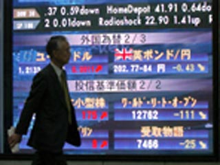 Доллар США упал до семимесячного минимума против японской иены на торгах в Азии в понедельник на продажах со стороны американских фондов хеджирования и инвестиционных банков