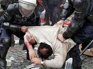 Турецкая полиция задержала в понедельник в центре Стамбула по меньшей мере 25 человек во время незаконной первомайской демонстрации