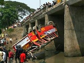 21 человек погиб в среду утром в результате автокатастрофы в Индии, еще 26 получили ранения. Как сообщают телеканалы, инцидент произошел неподалеку от города Рампур в штате Уттар-Прадеш, где с моста в реку рухнул пассажирский автобус