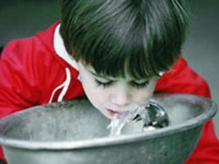В преддверии жаркого лета россиянам сообщили, что в стране складывается критическая ситуация с питьевой водой, которая год от года становится всё грязнее
