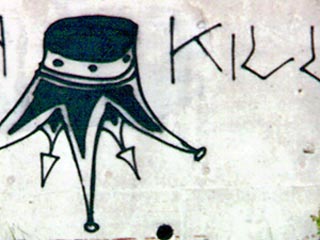 Изрисованные граффити боевые танки похожи на вагоны метров Чикаго или в Лос-Анджелесе, а надписи понял бы любой полицейский: Gangster Disciples Nation, Latin Kings, 323, Vice Lords (названия американских банд. &#8211; Прим. ред.)