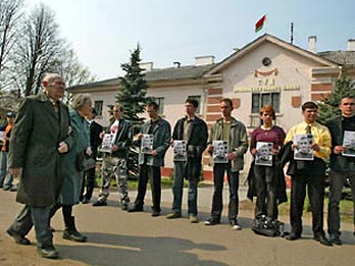 В Первомайском суде белорусской столицы в четверг начался беспрецедентный судебный процесс. Активисту "Молодого фронта" грозит от 7 до 12 лет лишения свободы за граффити