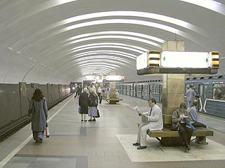 На станции метро "Кантемировская" мужчина погиб под колесами поезда