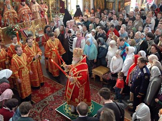 Патриарх Московский и всея Руси Алексий II совершил сегодня, в День святого Георгия Победоносца - покровителя российского воинства, торжественное богослужение в храме на Поклонной горе