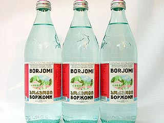 Роспотребнадзор с воскресенья, 7 мая, приостанавливает реализацию минеральной воды "Боржоми" на российском рынке
