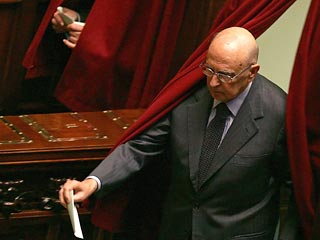 Во время предварительных консультаций с представителями блока Берлускони была выдвинута кандидатура Джорджо Наполитано