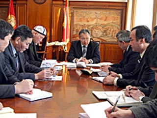 В Киргизии госсекретарь и глава спецслужбы ушли в отставку под давлением оппозиции