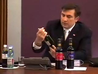 Президент Грузии Михаил Саакашвили заставил членов правительства выпить фальшивое грузинское вино, купленное в странах Европы
