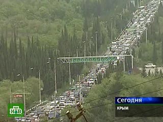 Крымские татары на сотнях автомашин перекрыли трассу Симферополь-Ялта
