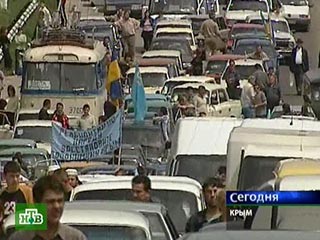 Противостояние в Крыму не утихает: за землей татары выходят на дорогу