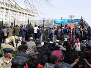 Сторонники убитого кандидата в депутаты парламента Киргизии отказываются разблокировать трассу Бишкек-Чолпон-Ата