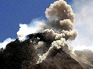 Активность вулкана Мерапи на Яве уменьшилась, но вероятность извержения остается