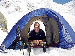 Новозеландец Марк Инглис поднялся на вершину Эвереста, несмотря на то, что двадцать лет назад ему ампутировали обе ноги