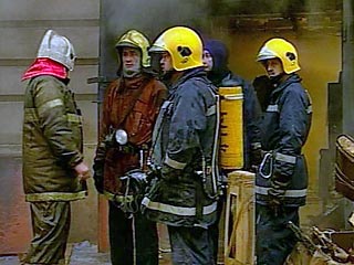 Как сообщили ИТАР-ТАСС в Главном управлении МЧС России по Санкт-Петербургу, на первом этаже горящего здания обнаружен склад пиротехники, сейчас идет его эвакуация