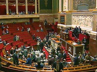 Национальное собрание Франции не поддержало внесенный левой оппозицией вотум недоверия правительству Доминику де Вильпена. За отставку проголосовало 190 депутатов нижней палаты парламента при необходимых 289 голосах