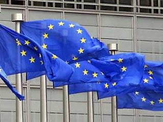 Евросоюз расширил санкции против руководства Белоруссии. В четверг Совет ЕС принял решение о замораживании любых счетов Александра Лукашенко и 35 чиновников в европейских банках