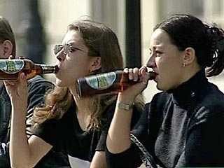 Если учитывать легальную продукцию, в прошлом году средний россиянин выпил 9,7 литра чистого алкоголя. Вместе с теневым оборотом алкоголя этот показатель достигает 19 литров