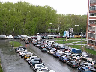 В Екатеринбурге парализовано движение наземного транспорта. Центр города перекрыт - сотни машин стоят в километровых пробках. На вызов туда не могут выехать кареты "скорой помощи"
