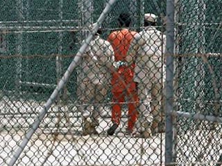 В спецтюрьме на военной базе США в Гуантанамо заключенные в пятинцу подняли бунт. Как сообщил представитель базы, заключенные набросились на охранников, когда те вошли в камеру, чтобы помешать одному из них повеситься