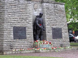 В Эстонии, в центре Таллина в понедельник вновь был испачкан краской так называемый Бронзовый солдат - памятник Воину-освободителю Таллина от немецко-фашистских оккупантов