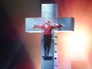 Мировое турне Мадонны началось со скандала - во время первого концерта, который прошел в воскресенье в Лос-Анджелесе, певица исполнила одну из песен, "распятой" на зеркальном кресте, а ее голову венчал "терновый венок"