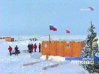 К дрейфующей российской станции "Северный полюс", которая находится под угрозой гибели, на помощь из Мурманска вышел самый мощный ледокол в мире - атомоход "Ямал"