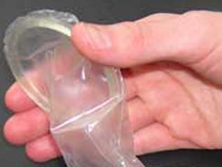 Милиционер, который заставил задержанного съесть презерватив, получил 3 года колонии