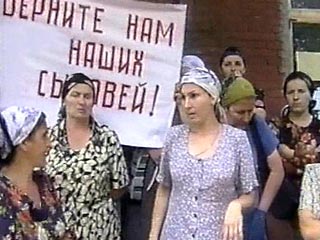 В Грозном группа женщин пикетирует Дом правительства, требуя прекратить произвол милиции