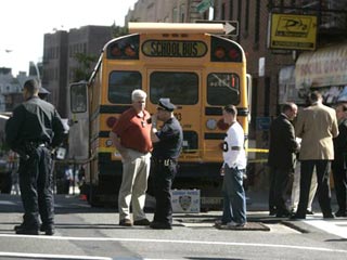 В Нью-Йорке неуправляемый школьный автобус сбил насмерть девочку