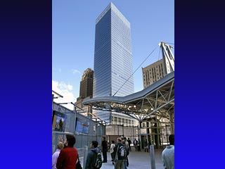 На месте разрушенного в результате терактов 11 сентября 2001 года комплекса зданий, прилегавших к Всемирному торговому центру (ВТЦ), завершено строительство первого небоскреба