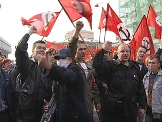 Российские власти перенимают белорусские методы борьбы с оппозицией. Левых оппозиционеров избивают и убивают, а милиция бездействует, говорят лидеры КПРФ и НБП. Левая оппозиция готовится сама себя защищать и создает отряды самообороны