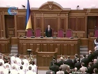 Верховная Рада Украины нового созыва начала в четверг работу