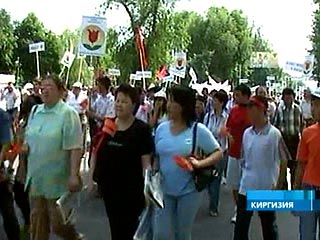 На центральной площади столицы Киргизии начался массовый митинг оппозиции республики