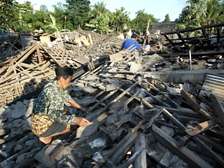 Число погибших в результате произошедшего в субботу утром  землетрясения на индонезийском острове Ява превысило три тысячи человек