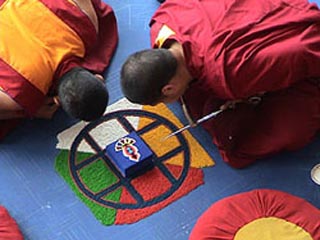 Тибетские монахи за строительством мандалы "Ямантаки".