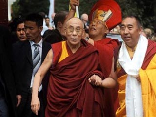 Несмотря на сильный дождь, церемонию посетил сам духовный лидер Тибета