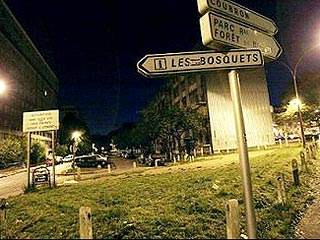 В двух парижских пригородах продолжаются столкновения полиции с молодежью