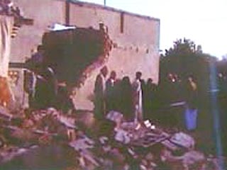 Официальная версия американцев такова: 15 марта 2006 года в иракском городе Исхаки в ходе боя с террористом был взорван жилой дом, под обломками которого погибли четыре человека - один боевик, две женщины и ребенок