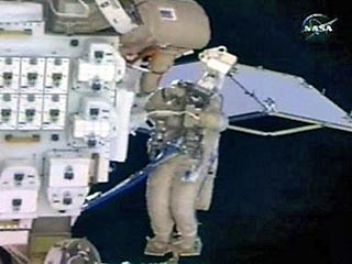 Ночь на пятницу экипаж МКС - Павел Виноградов и Джеффри Уильямс проводят в открытом космосе. Первоначально выход должен был продлится 5,5 часов, но время работы пришлось продлить